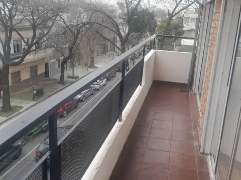 4 MUY AMPLIOS AMBIENTES PISO 2do. POR ESCALERA SIN EXPENSAS CON PARRILLA
