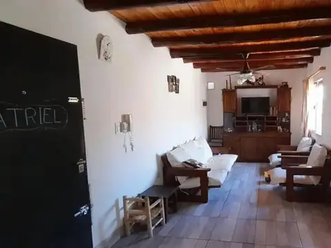 Enorme propiedad Godoy Cruz - Dos deptos + local