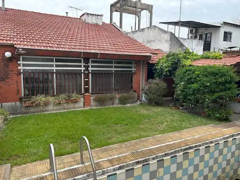 VENTA CASA 3 AMB.EN SAN ANDRES CON PILETA Y PARQUE