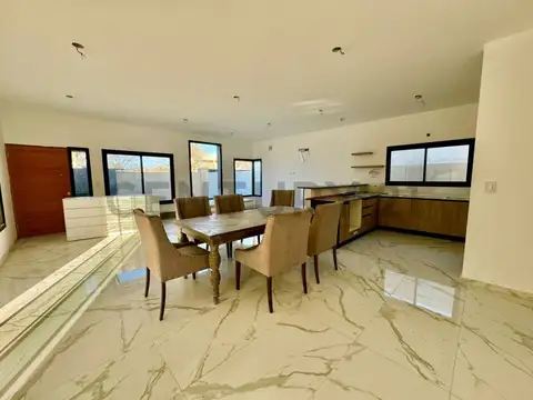 Casa 5 ambientes con 4 baños
