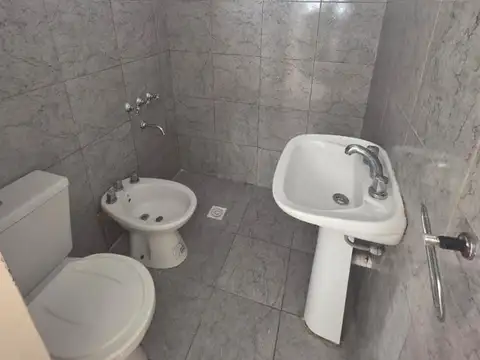 Monoambiente interno con patio pequeño en Alto Alberdi