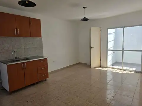 Monoambiente interno con patio pequeño en Alto Alberdi