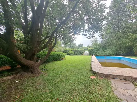 VENTA-Casa un dormitorio, pileta, gran terreno arbolado  - Funes