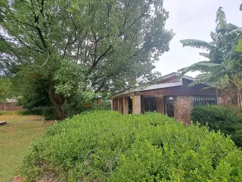 VENTA-Casa un dormitorio, pileta, gran terreno arbolado  - Funes