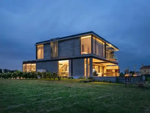 Casa 7 ambientes con 5 baños