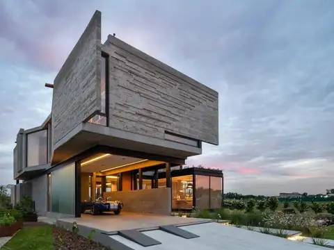 Casa en Venta con 6 cocheras