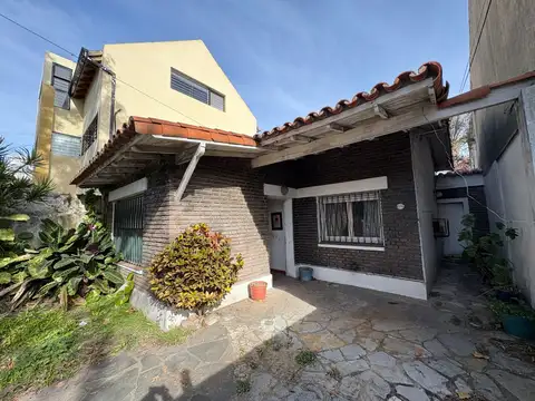 Florida (Ayacucho 2538 y Ugarte). Casa 4 dorm. 2 baños A REFACCIONAR.  Lote de 225 m2 (8.66 x 25.94)