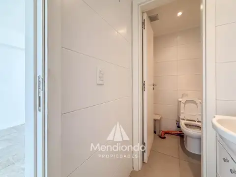 OFICINA A LA CALLE SUPER LUMINOSA - ZONA CENTRO