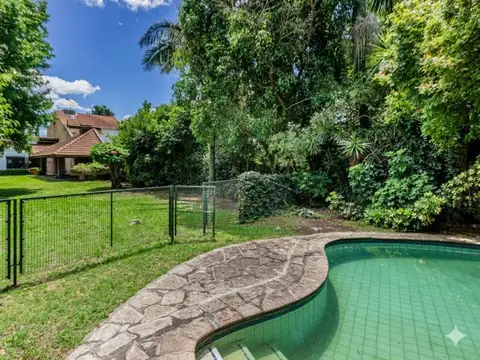 Casa · En Venta · 3 Dormitorios · Con Pileta y Cochera · Hurlingham