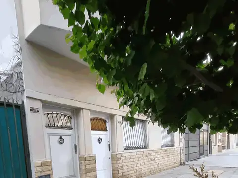 Departamento tipo casa en venta 3 Ambientes con otro Dto a refaccionar en Villa Pueyrredon