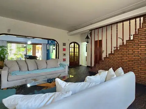 Casa 4 ambientes con 2 baños