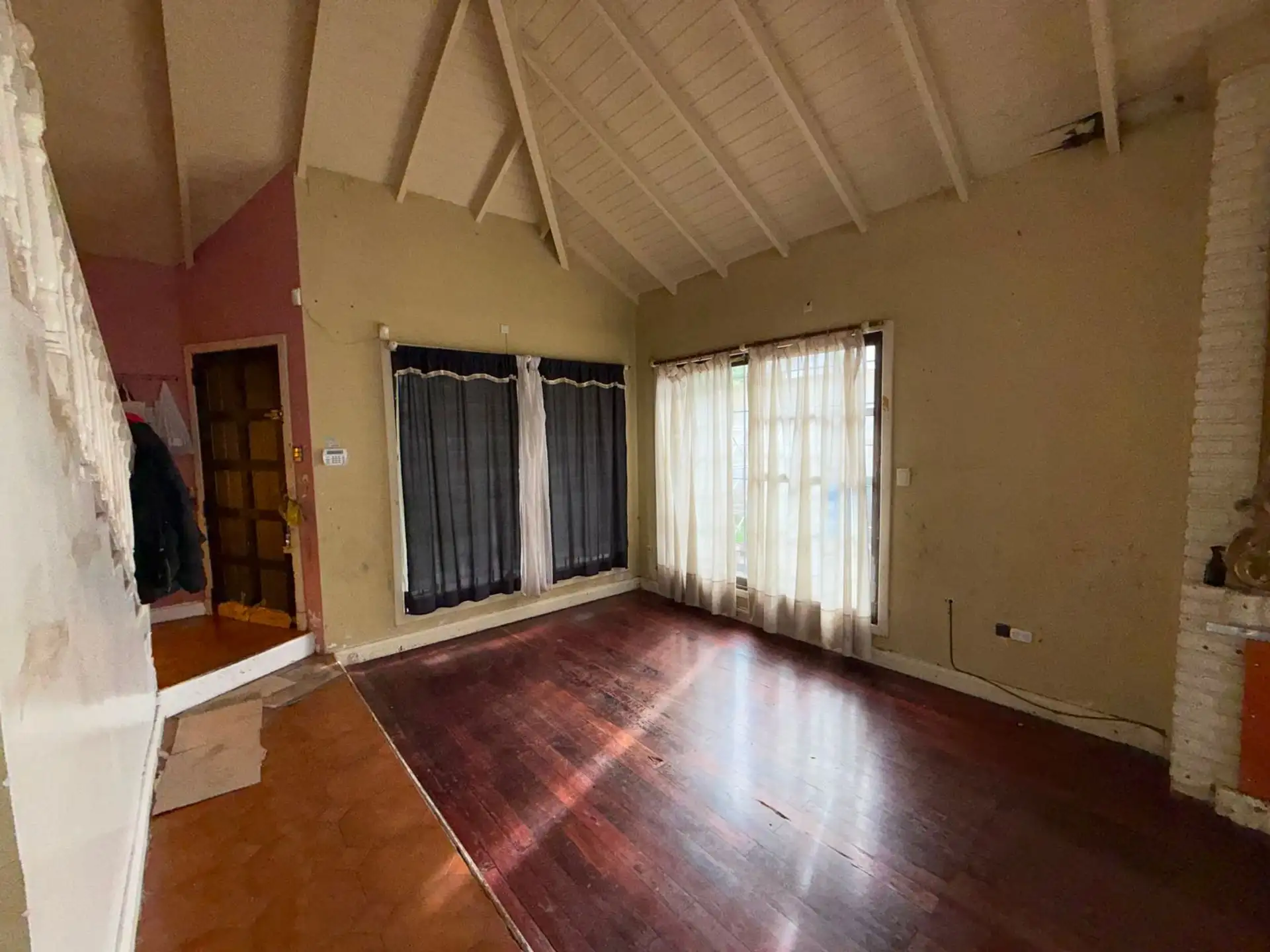 CASA 4 AMBIENTES CON PARQUE B. CONSTITUCION.