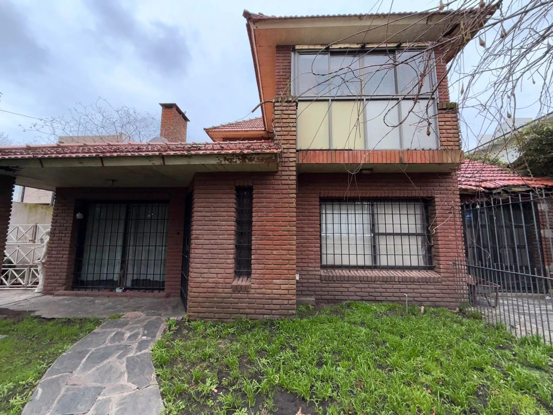 CASA 4 AMBIENTES CON PARQUE B. CONSTITUCION.