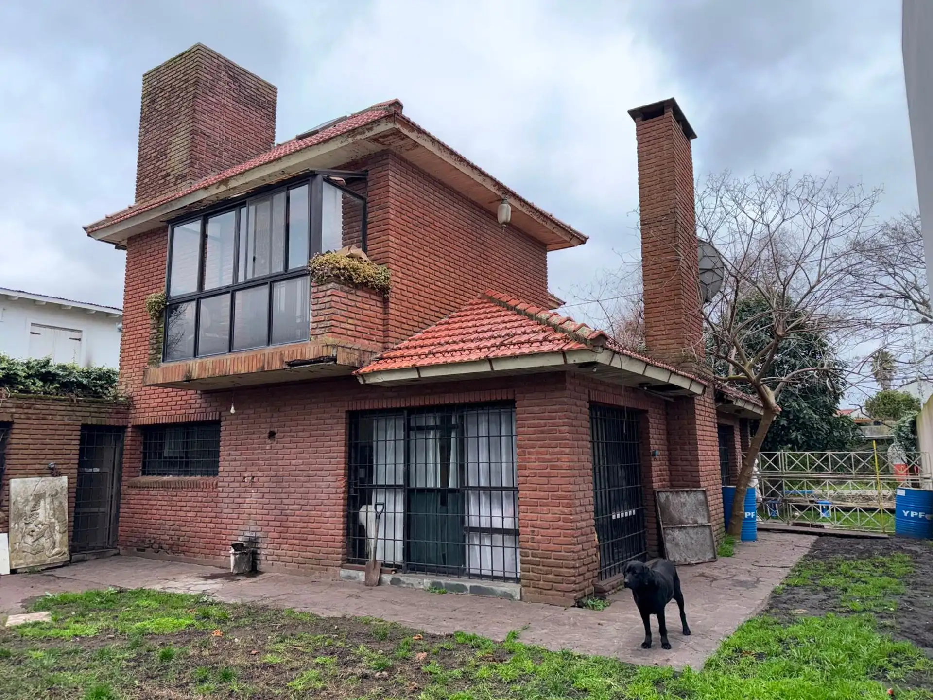 CASA 4 AMBIENTES CON PARQUE B. CONSTITUCION.