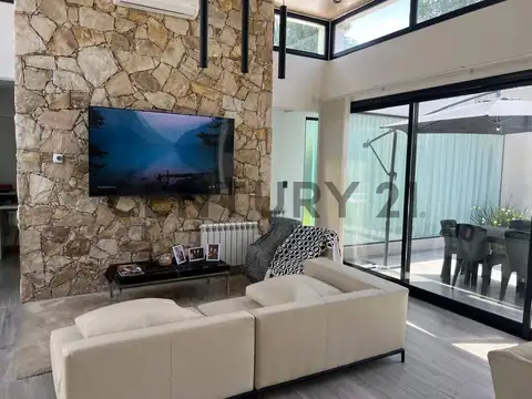 VENTA CASA CASCO DE ÁLVAREZ MORENO 4 AMBIENTES EN BARRIO CERRADO