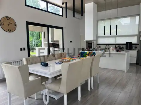 Casa 4 ambientes con 2 baños