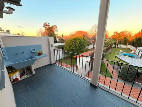 Casa en Alquiler con 2 cocheras