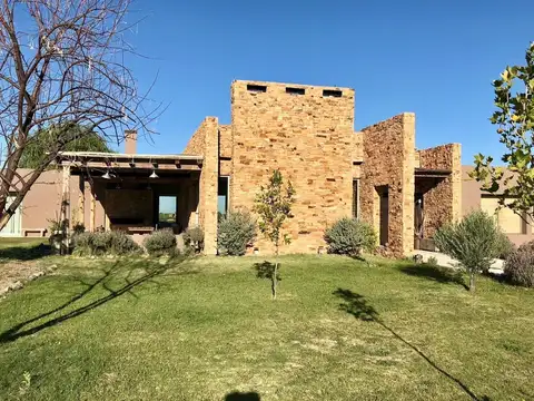 VENTA CASA EN BARRIO CERRADO SAN RAFAEL MENDOZA