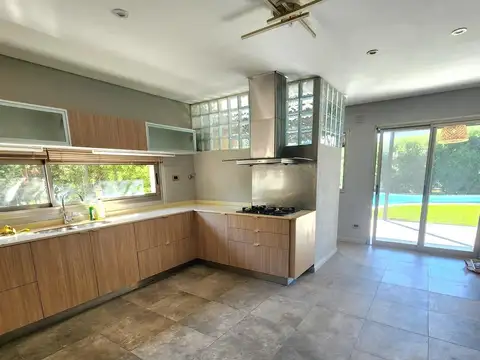 Casa 5 ambientes con 4 baños