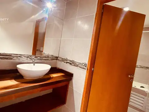 Casa en Alquiler con 5 cocheras