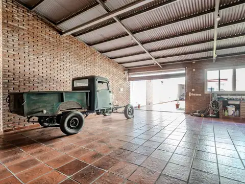 Casa en Venta con 2 cocheras