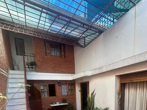 Casa con garage sobre Avenida en venta 