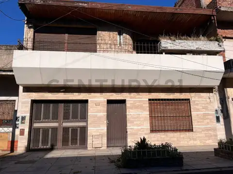 VENTA CASA MULTIFAMILIAR 5 AMBIENTES CON TERRAZA, QUINCHO Y GARAGE EN RAMOS MEJÍA A REFACCIONAR