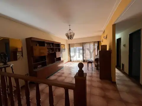 VENTA CASA MULTIFAMILIAR 5 AMBIENTES CON TERRAZA, QUINCHO Y GARAGE EN RAMOS MEJÍA A REFACCIONAR