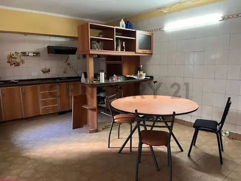 Casa 5 ambientes con 2 baños