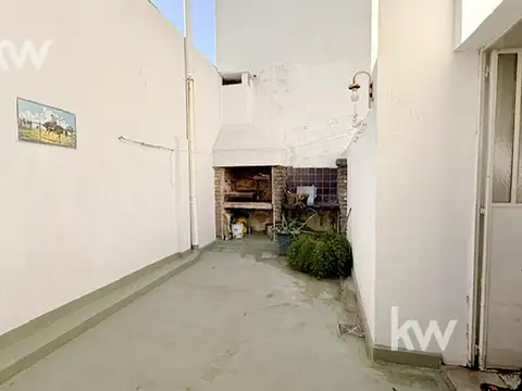 PH tipo casa, 1er y 2do piso por escalera, 4 ambientes más dependencia y patio con parrilla