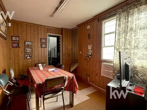 PH tipo casa, 1er y 2do piso por escalera, 4 ambientes más dependencia y patio con parrilla