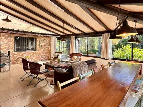 Gran chacra con dos casas y piscina climatizada