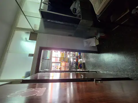 Local sobre calle 8 y 55 - 100 metros -