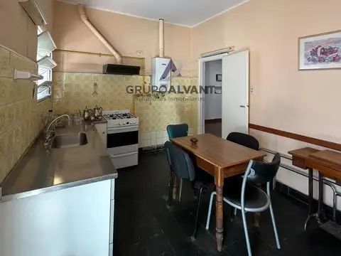Casa 13 ambientes con 3 baños