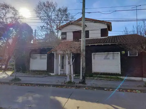 VENTA CASA 4 AMBIENTES  MORON CENTRO APTO PROFESIONAL/ IDEAL EMPRENDIMIENTO