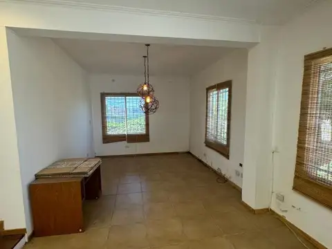 Casa 7 ambientes con 2 baños