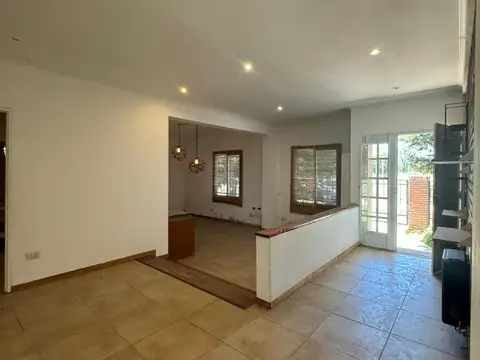 Casa 7 ambientes con 2 baños