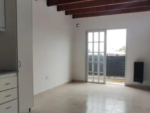 Depto tipo casa en complejo cerrado.