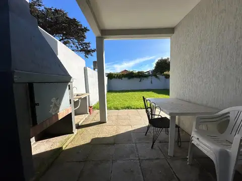 Venta casa 3 ambientes gran parque terraza cochera