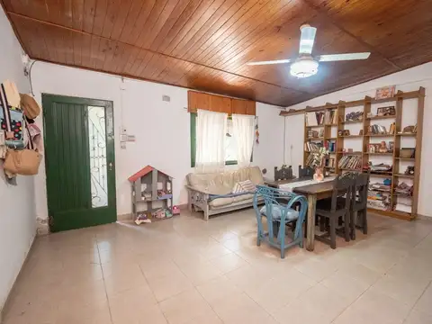 VENTA CASA CON AMPLIO TERRENO, PILETA Y GALPÓN