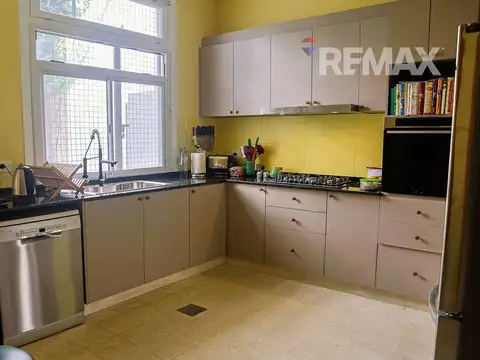 Casa 8 ambientes con 2 baños