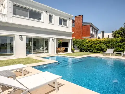 Casa en Venta con 4 cocheras