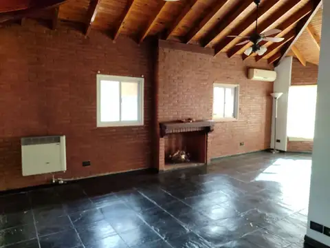 Casa 5 ambientes con 2 baños