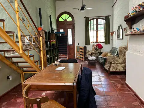 Casa de 5 ambientes, Cochera y terraza con parrilla