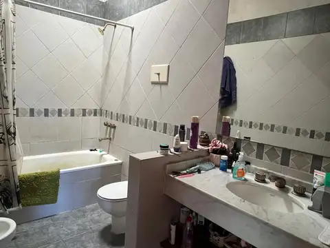 Casa de 5 ambientes, Cochera y terraza con parrilla