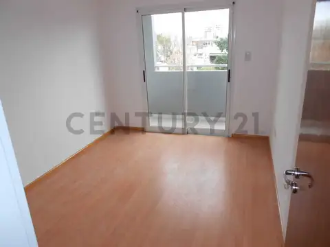 115 entre 32 y 33 Departamento 1 dormitorio con cochera y balcón en