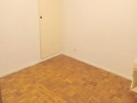3 ambientes al contrafrente. Servicios individuales. Se alquila con o sin muebles. Se entrega pintado
