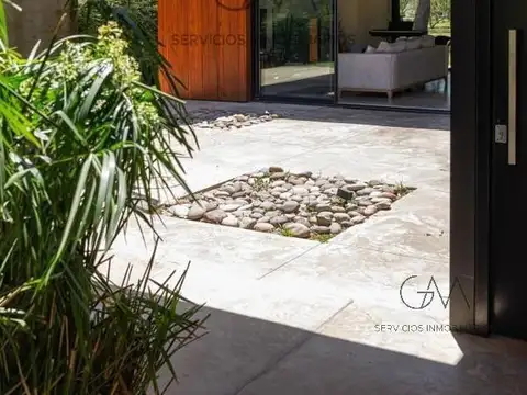 Casa en Alquiler con 2 cocheras