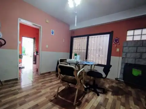 Casa 4 ambientes con 2 baños