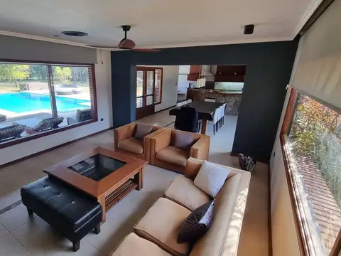 Casa en Alquiler con 2 cocheras